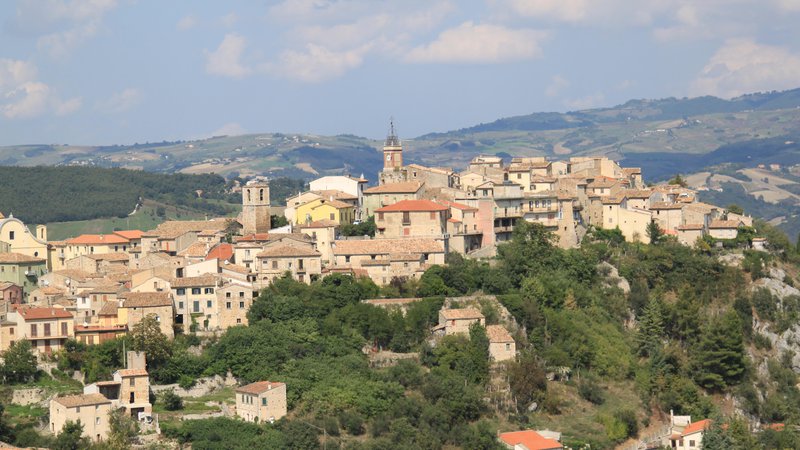 Fotografija: Panorama italijanske vasice, kjer se prodajajo nepremičnine po en evro. FOTO: Shutterstock