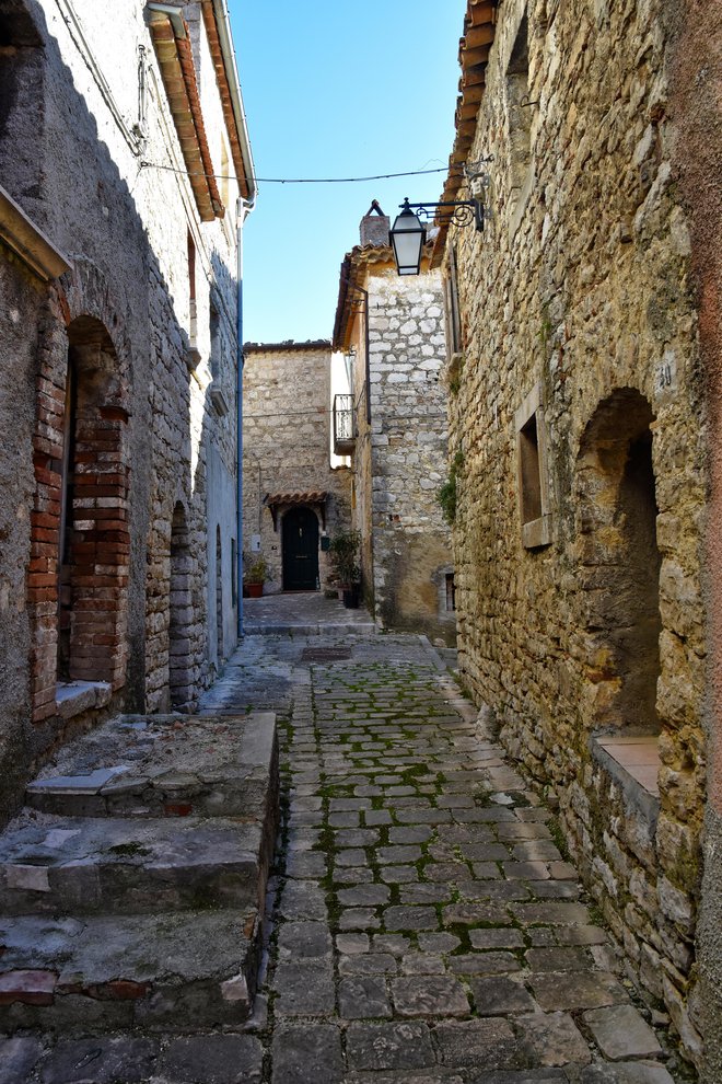 Ozke uličice v vasi Castropignano. FOTO: Shutterstock