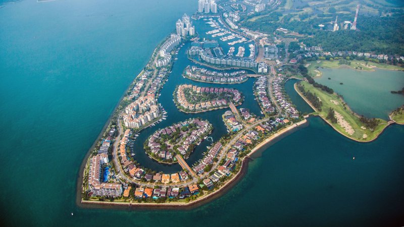 Fotografija: Podjetje City Developments je zgradilo nekatere znamenite lastnosti Sentosa Cove, na primer zahodni Singapur in Quayside Isle. FOTO: Nicky Loh/Bloomberg