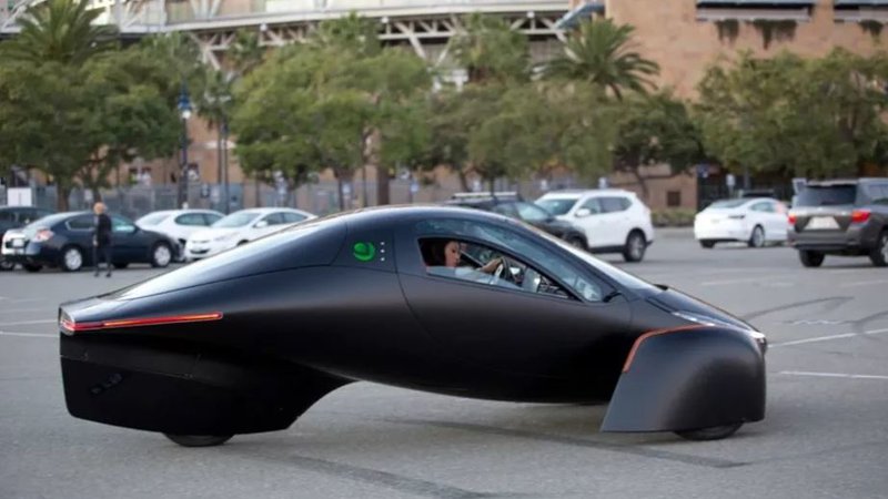 Fotografija: Kalifornijsko zagonsko podjetje Aptera svoj trikolesni avtomobil Paradigm opisuje kot »prvo sončno električno vozilo 'Never Charge' na svetu«, ki se ponaša z dosegom do 1600 kilometrov vožnje (polna baterija). FOTO: Aptera