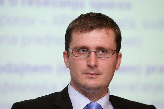 Direktor Pravne službe GZS Marko Djinović je predstavil časovni pregled interventne zakonodaje in ključnih ukrepov za podjetja v letu 2020. FOTO: Vukelič Ljubo / Delo