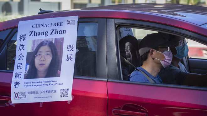 Avto, na katerem je plakat zaprte novinarke Zhang Zhana. FOTO: Allen J. Schaben / Los Angeles Times prek Getty Images