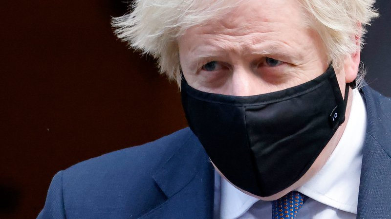 Fotografija: Britanski premier Boris Johnson zapušča 10. Downing street v parlamentu 6. januarja 2021 v Londonu, tik preden je podal izjavo o tretji nacionalni zapori Anglije. FOTO: Tolga Akmen / AFP