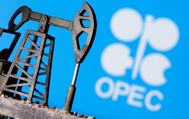 Skupina Opec+, ki jo ob prepoznavnih državah izvoznic nafte v razširjenem kartelu dopolnjuje še Rusija, zdaj deluje nekoliko bolj uglašeno, kot še pred letom dni. FOTO: Dado Ruvic/Reuters