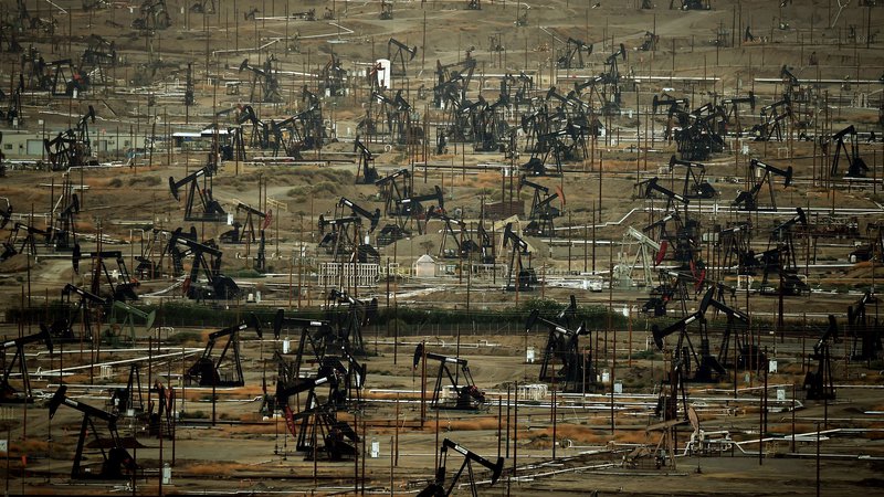 Fotografija: Cene nafte se po lanskem pogromu zdaj pobirajo in skoraj že dosegajo predkrizne ravni. FOTO: Mark Ralston/Afp