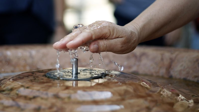 Fotografija: Pomanjkanje pitne vode ustrezne kakovosti je v Gazi velik problem. FOTO: Blaž Samec / Delo
