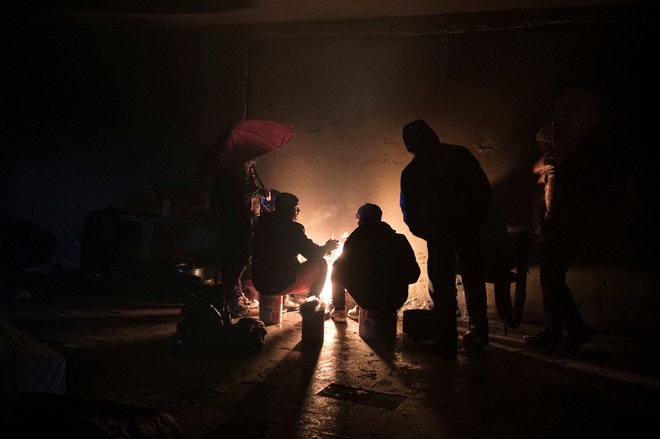 Migranti so se zatekli v zapuščene stavbe, 10. januarja 2021. FOTO: REUTERS/Marko Djurica