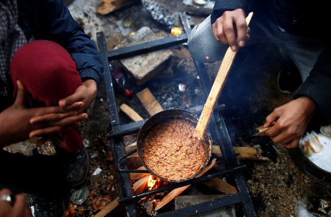 Kuhajo si na odptem ognju. FOTO: REUTERS/Dado Ruvic - RC2QVK95TG5R