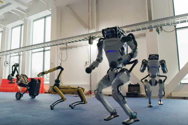 Roboti Boston Dynamics. FOTO: Posnetek zaslona / YouTube