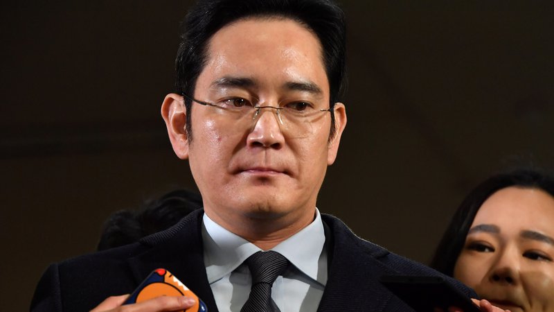 Fotografija: Južnokorejski tožilci so Leeja obtožili, da se je leta 2014 ukvarjal z nezakonitimi prevarami z delnicami in združitvami podjetij, da bi pridobil nadzor nad konglomeratom. FOTO: REUTERS/Jung Yeon-Je/Pool - RC1E72256500