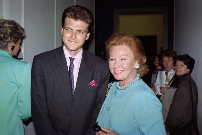 Na fotografiji posneti 4. junija 1991 je francoski baron Benjamin de Rothschild in njegova mati, francoska baronica Nadine de Rothschild v muzeju Louvre v Parizu. FOTO: Michel CLEMENT / AFP