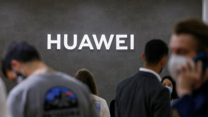 Fotografija: Vlada je na podlagi dogovora med Slovenijo in ZDA oktobra lani začela pripravljati zakon, ki kitajskega tehnološkega velikana Huaweia izloča iz nabora dobaviteljev te opreme. Smo med redkimi evropskimi državami, ki so upoštevale želje nekdanje ameriške administracije. FOTO: Michele Tantussi/Reuters