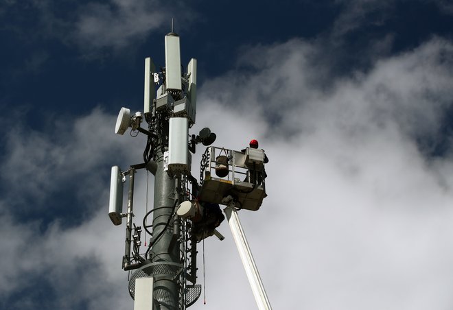 Peta generacija telekomunikacijskega omrežja zahteva gostejšo postavitev baznih postaj, saj je doseg signala manjši kot pri prejšnjih omrežjih. FOTO: Denis Balibouse/Delo