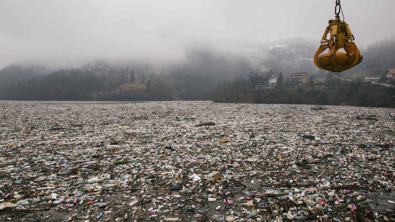 Fotografija: Slika, posneta 8. januarja 2021, prikazuje smeti, nakopičene v bližini mesta Priboj v Srbiji. Zahodni Balkan je dom nekaterih najbolj divjih rek v Evropi in najbolj neokrnjenih naravnih površin. Toda neuspešni sistemi ravnanja z odpadki v regiji ogrožajo okolje in javno zdravje. Januarja je močan naliv poudaril problem, potem ko so poplave odnesle smeti s cest in drugih divjih odlagališč v reke. FOTO: Vladimir Živojinović / AFP