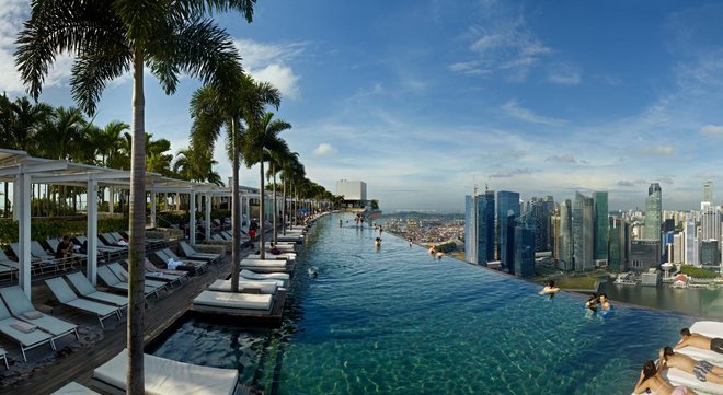 Kopanje v Marina Bay Sands v Singapurju se hotelskim gostom ponuja na višini 191 metrov pod oblaki. FOTO: GettyImages
