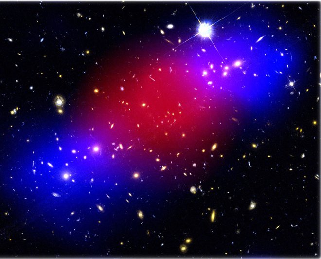 Posredni dokaz temne snovi. Simulacija trka jat galaksij, kot so jo na podlagi posnetkov Hubbla naredili strokovnjaki Nase, kaže, da je trk vročega plina (obarvan rdeče) iz obeh jat sicer upočasnil njuno hitrost, temna snov (obarvana modro) pa je nadaljevala pot, kakor da se ni nič zgodilo. FOTO: NASA