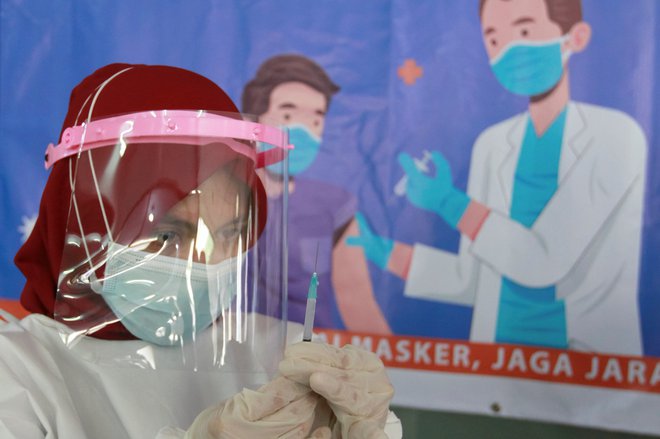 Trgovci bodo odslej morali opravljati enkrat na teden testiranje na virus COVID-19. Foto: REUTERS