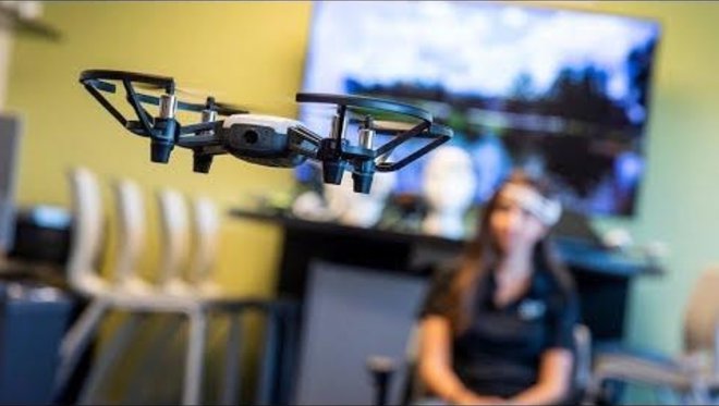 Leteči dron, nadzorovan s človeškimi možgani. Vir: University of Southern Florida