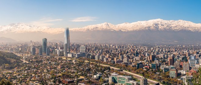 Glavno mesto Santiago de Chile ponuja kulturno, politično in finančno središče ter izvrstno razgledno točko na znamenite Ande. Prestolnica bo 2023 gostila Panameriške igre. FOTO: Shutterstock