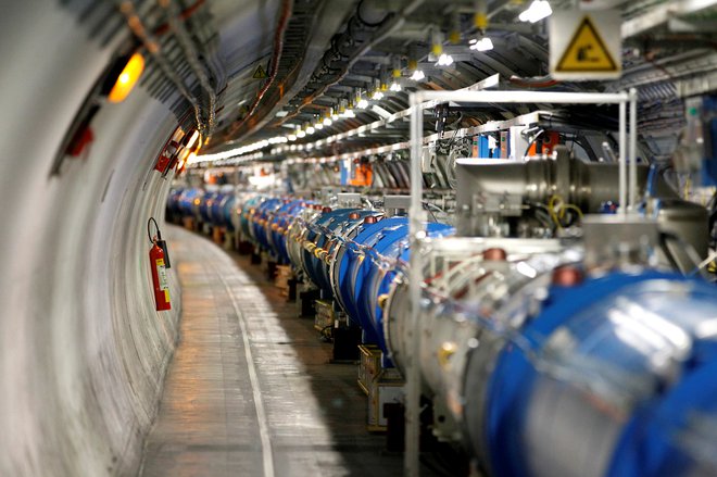 Large Hadron Collider (LHC) v Organizaciji za jedrske raziskave (CERN). FOTO: REUTERS/Pierre Albouy