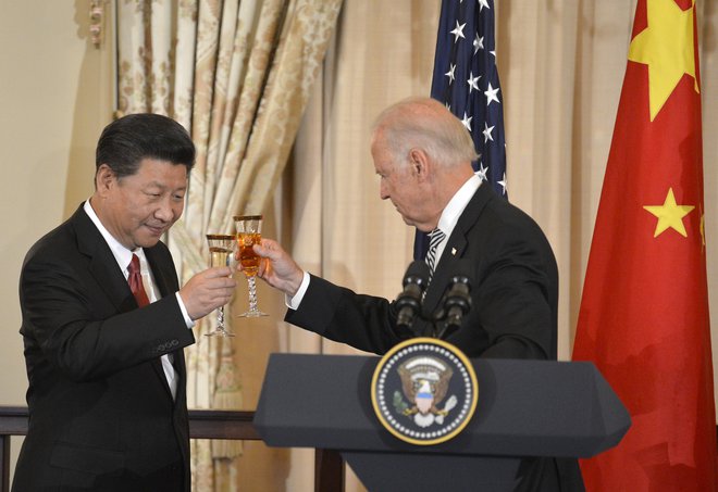 Xi Jinping (L) in Joe Biden (D). FOTO: REUTERS/Mike Theiler