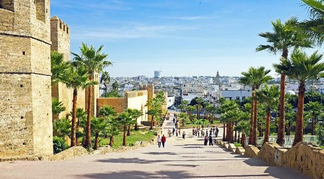 <em>Rabat – moderna prestolnica maroških kraljev, je moderno belo mesto, ki ponuja mavzolej Mohammeda V, preminulega maroškega kralja in Hassanov stolp, ki je pravzaprav minaret nikoli dokončane mošeje</em><br />
 