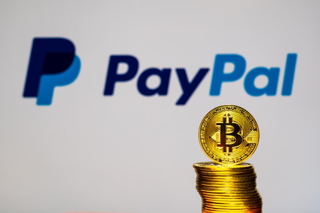 Gold Bitcoin coins with the PayPal logo on background screen. A new type of business finance concept. TOKYO, JAPAN - AUG 23, 2019. FOTO: Shawn.ccf / Shutterstock
