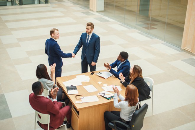 Businessmen making handshake the city - business etiquette, congratulation, merger and acquisition concepts. FOTO: Shutterstock