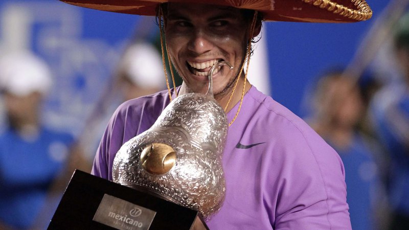 Fotografija: Rafael Nadal nosi tradicionalni mehiški sombrero ob zmagi v Akapulku. FOTO: REUTERS