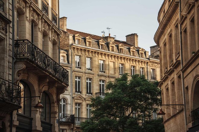 Tipična stanovanjska arhitektura v središču mesta Bordeaux v Franciji. FOTO: Getty Images