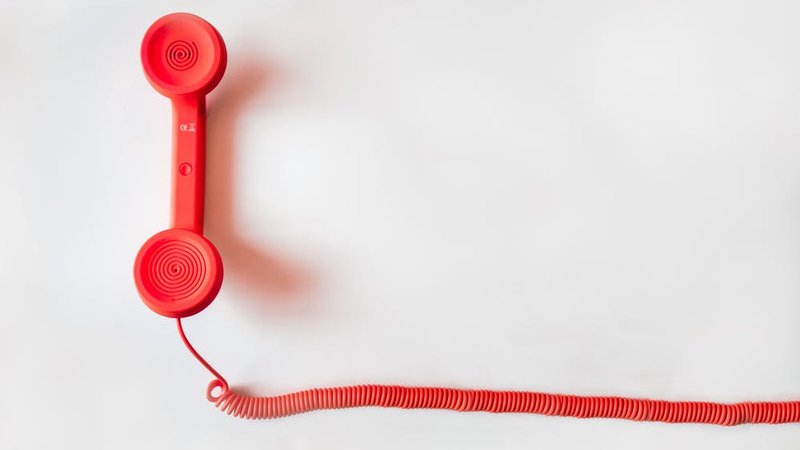 Fotografija: Telefonska prodaja gre ljudem precej na živce zato, ker prodajniki uporabljajo ene in iste že stokrat slišane fraze. Foto: Getty image