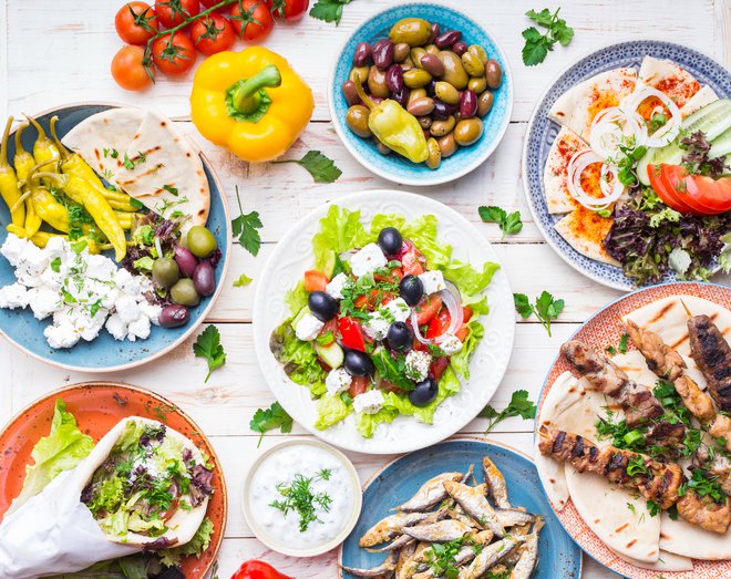 Odlična hrana je eden izmed razlogov zakaj turisti radi dopustujejo v Grčiji. Foto: Shutterstock