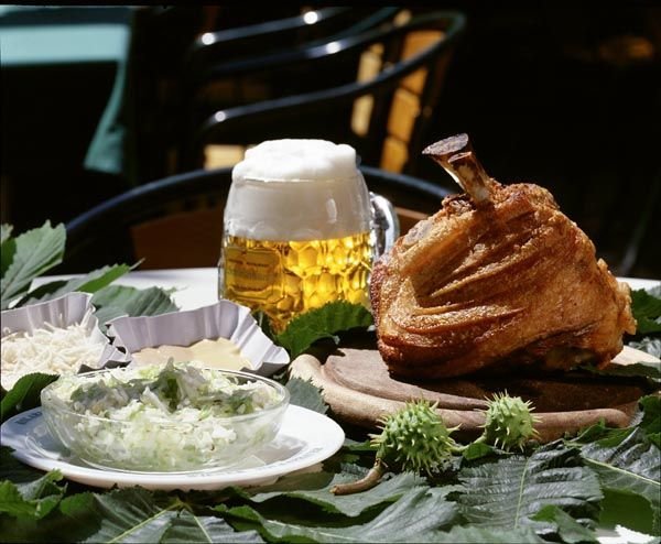 Hrustljava svinjska krača in pivo v Schweizerhausu v dunajskem Praterju sta zelo priljubljena med Dunajčani, od pomladi do jeseni. Foto: Kolarik / www.praterwien.com