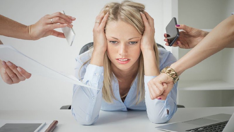 Fotografija: Dolgi delovniki vodijo do kroničnega stresa. FOTO: Shutterstock