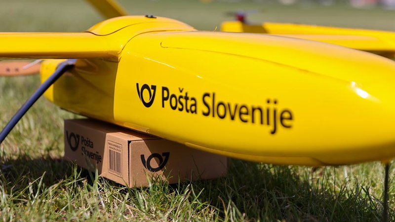 Fotografija: Brezpilotni letalnik oziroma dron, ki ga uporablja Pošta Slovenije. Foto: Pošta Slovenije