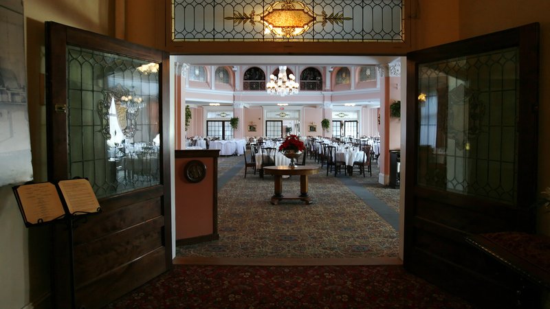 Fotografija: Uradna jedilnica hotela Mount Washington, ki je bil prvič odprt leta 1902, v Bretton Woodsu v New Hampshiru. Hotel je najbolj znan kot kraj, kjer sta bila ustanovljena Mednarodni denarni sklad in Svetovna banka. Foto: REUTERS / Brian Snyder