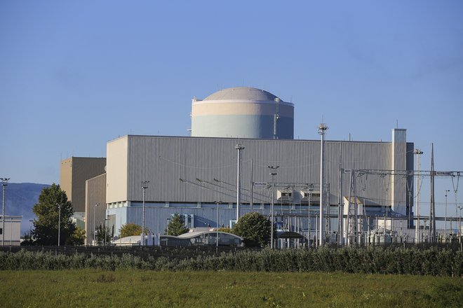 Večina jedrskih elektrarn za hlajenje uporablja vodo. Foto: Jože Suhadolnik/Delo