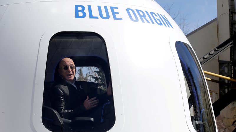 Fotografija: Ustanovitelj Amazona and Blue Origin Jeff Bezos se bo prihodnji mesec podal v vesolje. Foto: REUTERS/Isaiah J. Downing