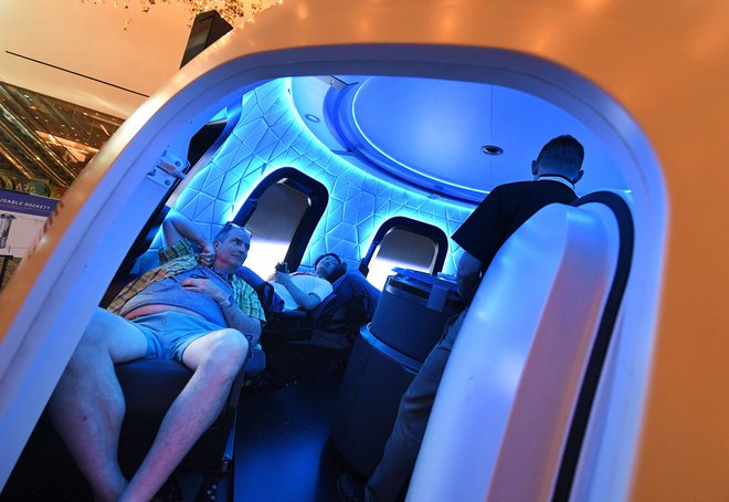 Neimenovani ponudnik je plačal 28 milijonov dolarjev na dražbi 12. junija 2021 za sedež na prvem vesoljskem letu podjetja Blue Origin 20. julija kot eden od štirih potnikov. Foto: Mark RALSTON / AFP