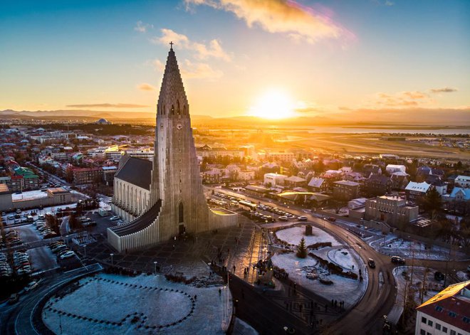 Hallgrimskirkja cerkev v mestu Reykjavik. Foto: Shutterstock