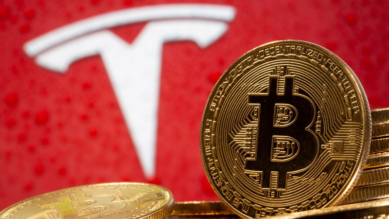 Fotografija: Bitcoin-Tesla. Foto: REUTERS/Dado Ruvic