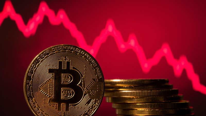 Fotografija: Bitcoin odet v rdečo. Foto: REUTERS/Dado Ruvic/Illustration