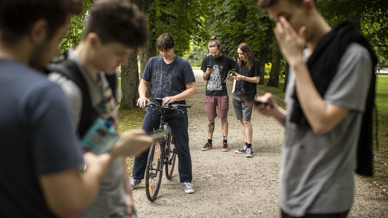 Fotografija: Mladi se danes ne znajo več družiti brez da bi gledali v zaslon. Foto: Vogel Voranc/Delo