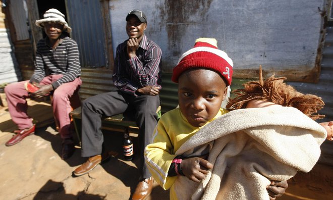 Mnogi otroci v Afriki so prisiljeni v delo že pri petih letih. Foto: Lombar Tomi/Delo