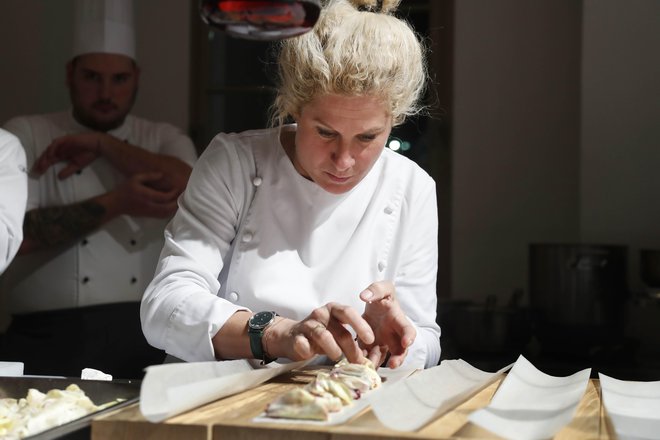Ana Roš med kulinaričnim ustvarjanjem. Foto: Leon Vidic/Delo