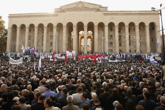 Protest v Gruziji, leta 2007. Foto:David Mdzinarishvili/Reuters