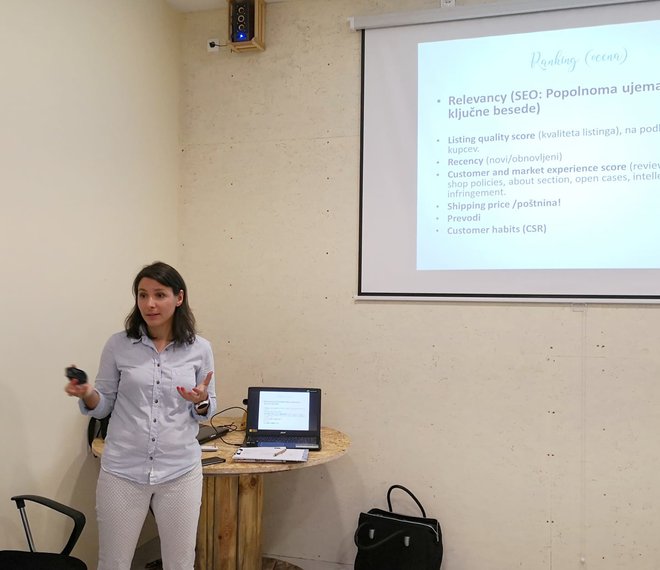 Anita med predavanjem o Etsy spletni trgovini. Foto: Anita Česnik Mažgon/Instagram