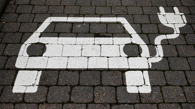 Fotografija: Parkirni znak za električna vozila, Foto: Reuters