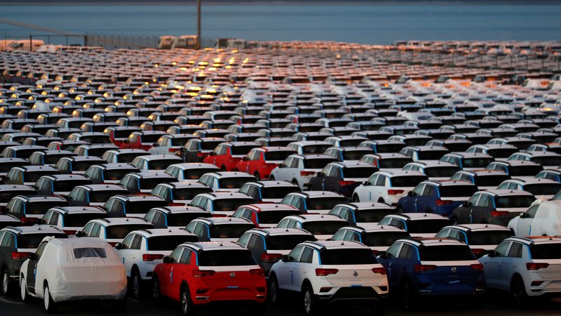 Fotografija: Novi avtomobili parkirani v marini na Portugalskem, Foto: Reuters