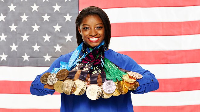 Simone Biles z različnimi osvojenimi medaljami, Foto: NBC
